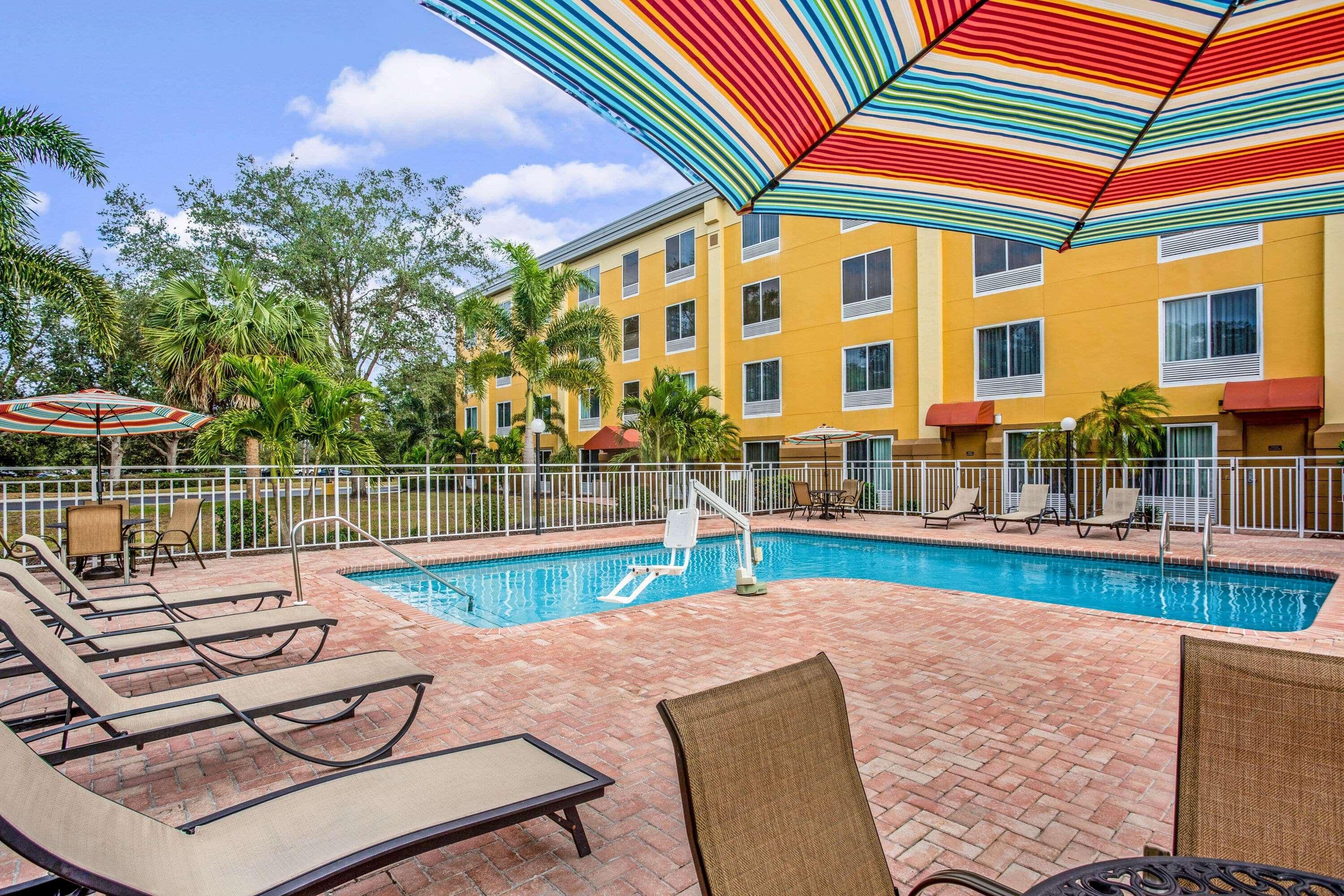 Comfort Inn & Suites Sarasota I75 Buitenkant foto