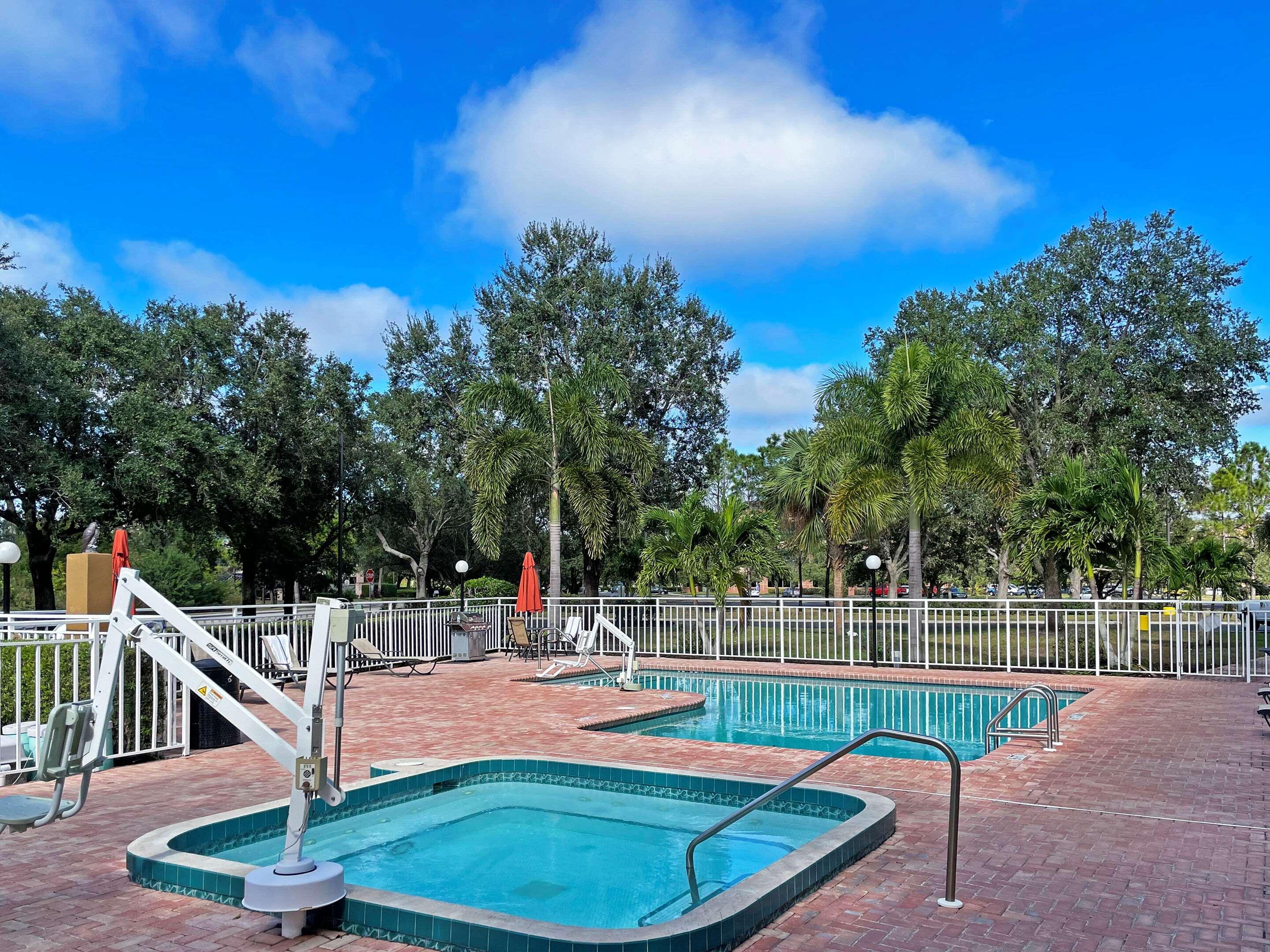 Comfort Inn & Suites Sarasota I75 Buitenkant foto