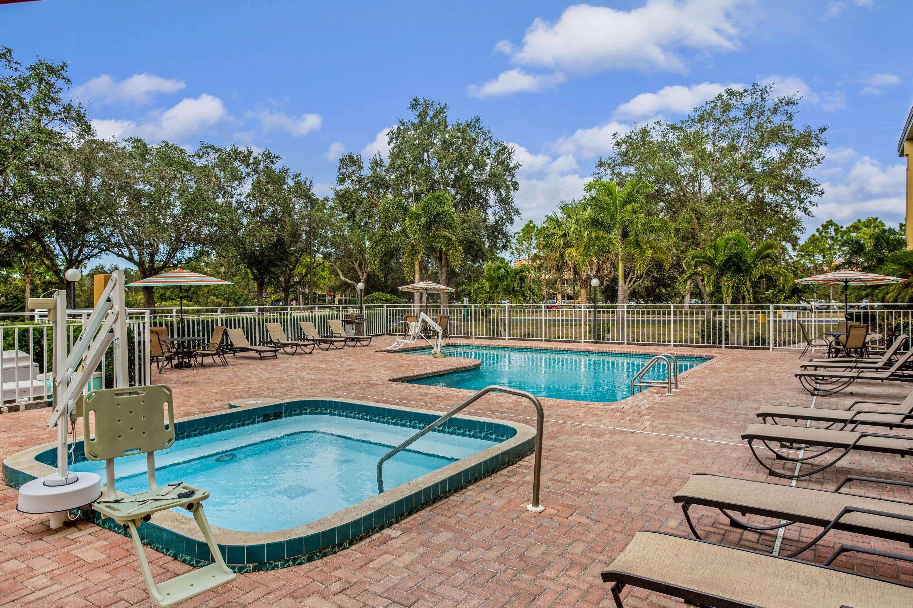 Comfort Inn & Suites Sarasota I75 Buitenkant foto