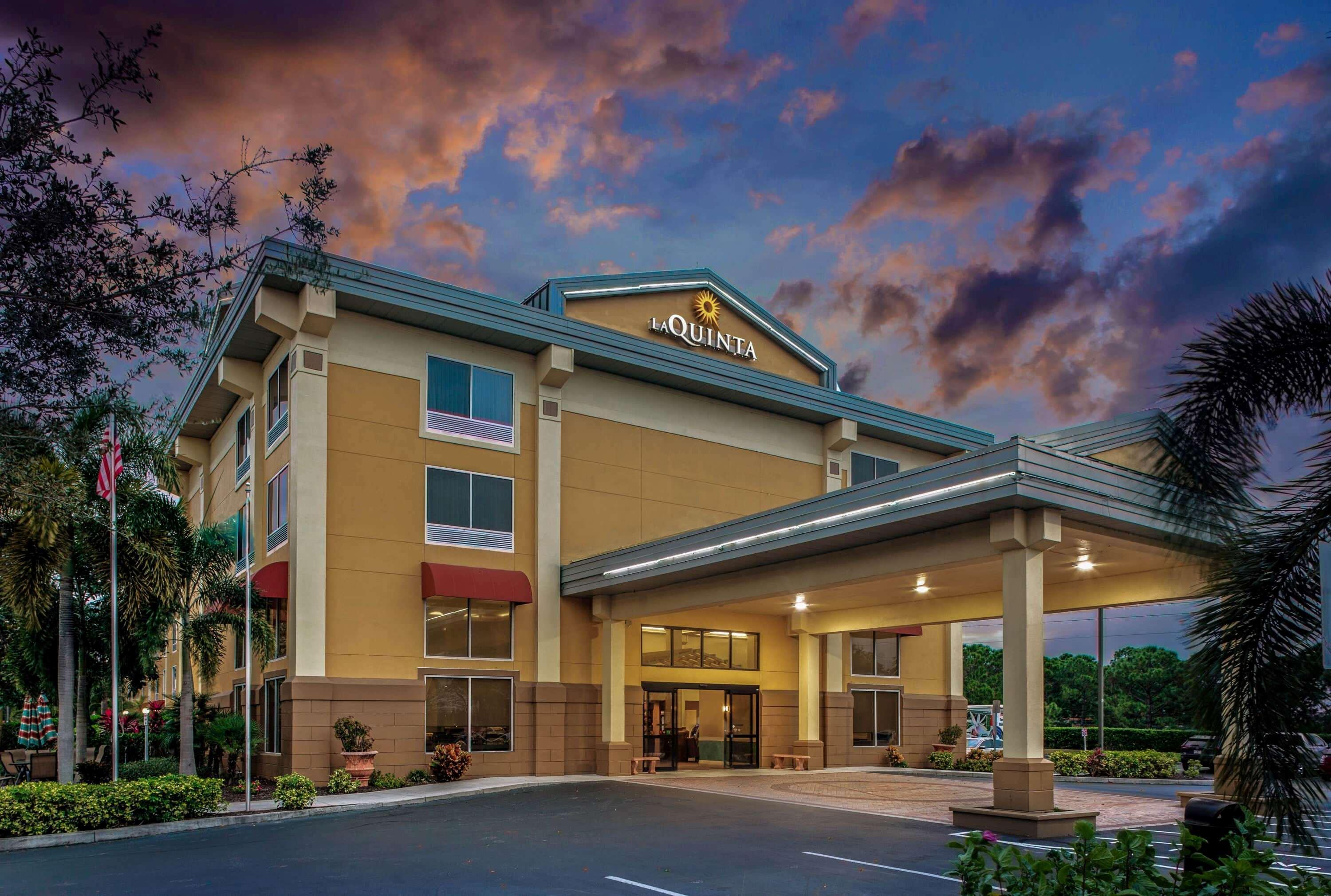 Comfort Inn & Suites Sarasota I75 Buitenkant foto