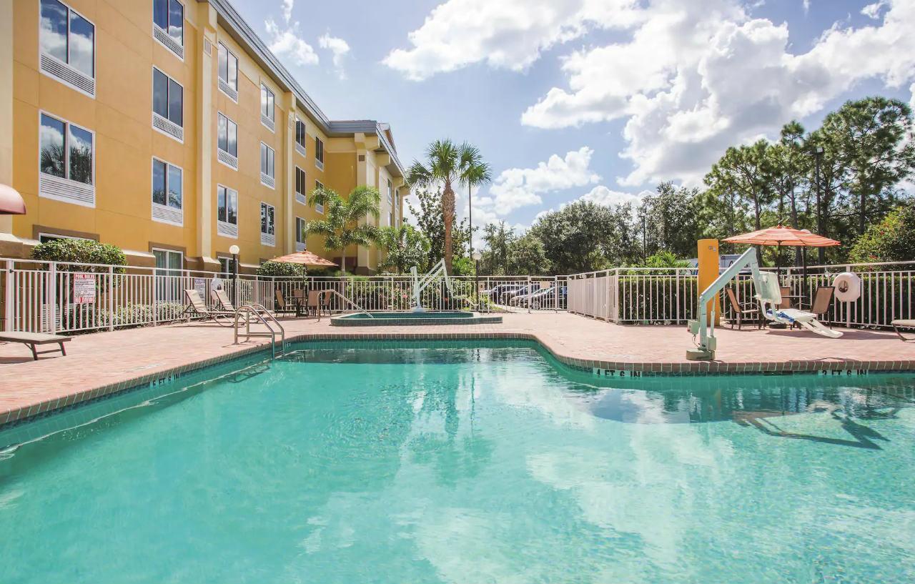 Comfort Inn & Suites Sarasota I75 Buitenkant foto